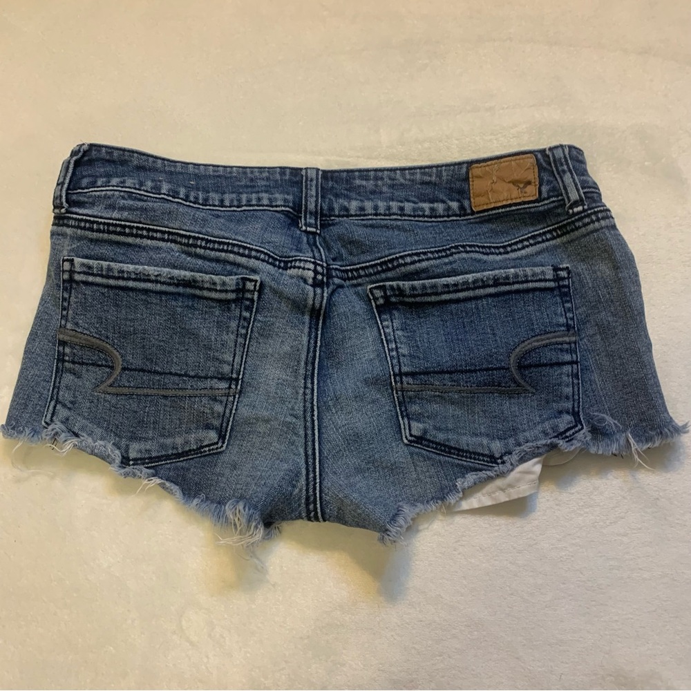 American Eagle Outfitters Women's Distressed Blue Jean Shorts Sz 6 - Picture 3 of 4